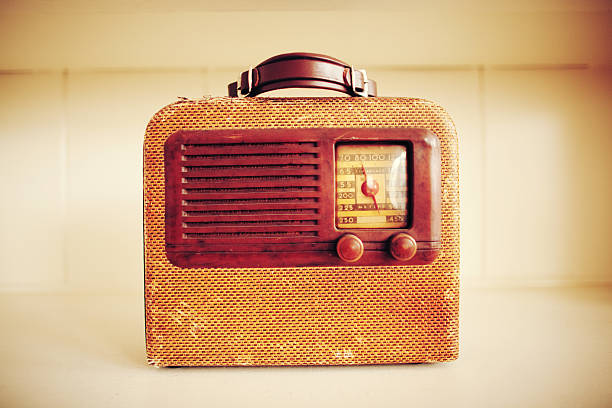 rádio antigo - radio old fashioned antique yellow imagens e fotografias de stock