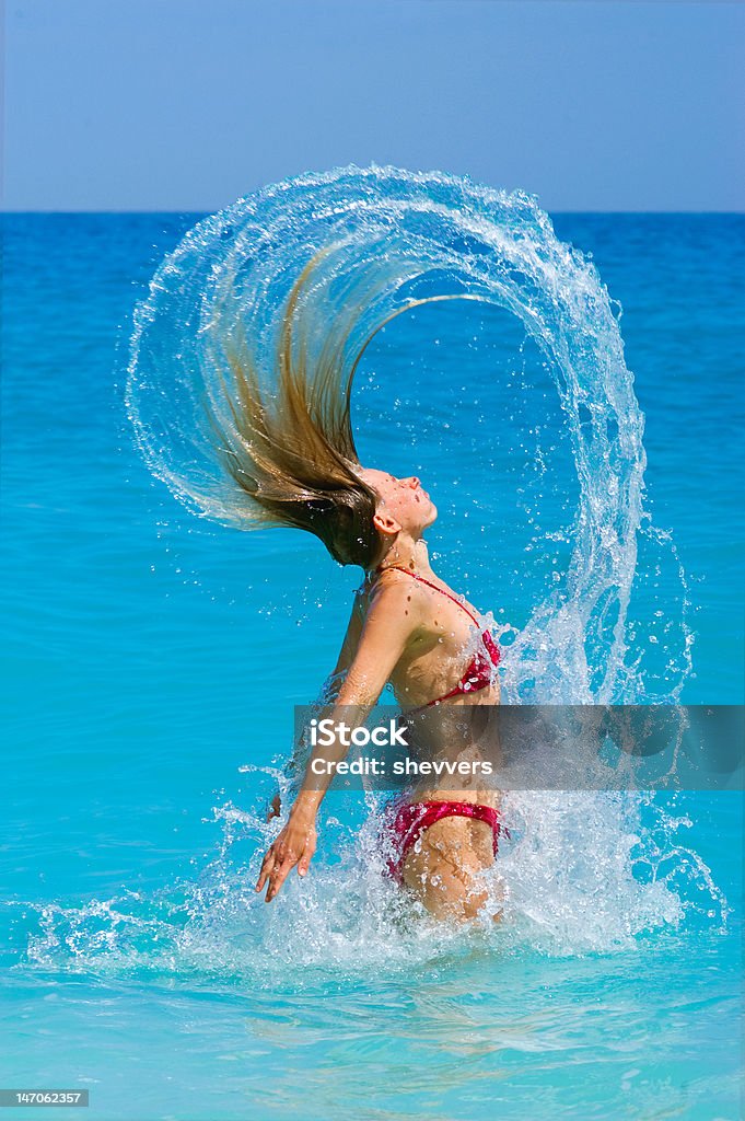 여자 뛰어내림 바다 위로 (Lobke 동료 - 로열티 프리 관능 스톡 사진