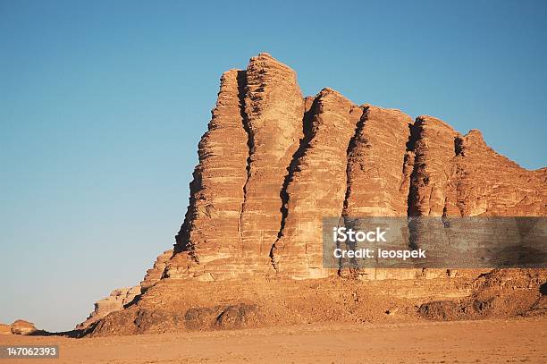 Foto de Peak Chamado Sete Pilares Da Sabedoria Jordânia e mais fotos de stock de Areia - Areia, Arenito, Azul
