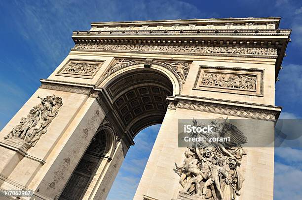 Piękny Widok Na Łuk Triumfalny W Paryżu - zdjęcia stockowe i więcej obrazów Aranżować - Aranżować, Architektura, Biały