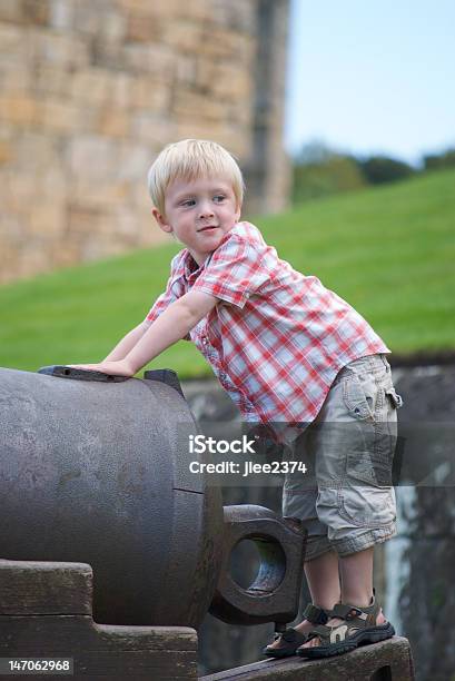 Foto de Crianças Brincando Sobre O Castelo De Alnwick Cannon Em Northumberland e mais fotos de stock de Alnwick