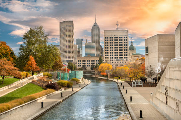 中央運河ウォークを見下ろすインディアナポリス、インディアナ州のダウンタウンのスカイラインビュー - indianapolis skyline cityscape indiana ストックフォトと画像