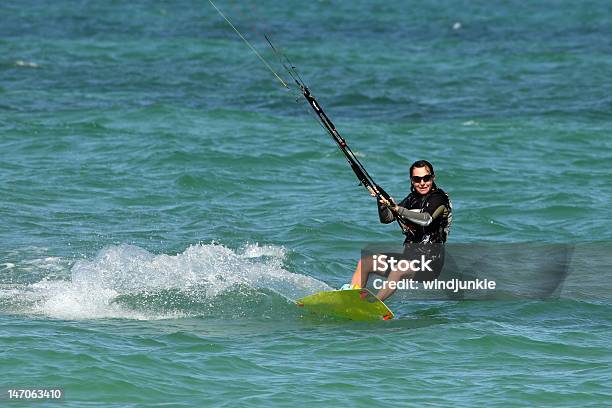 Kite Chica Foto de stock y más banco de imágenes de Kiteboard - Kiteboard, Kiteboarding, Mujeres