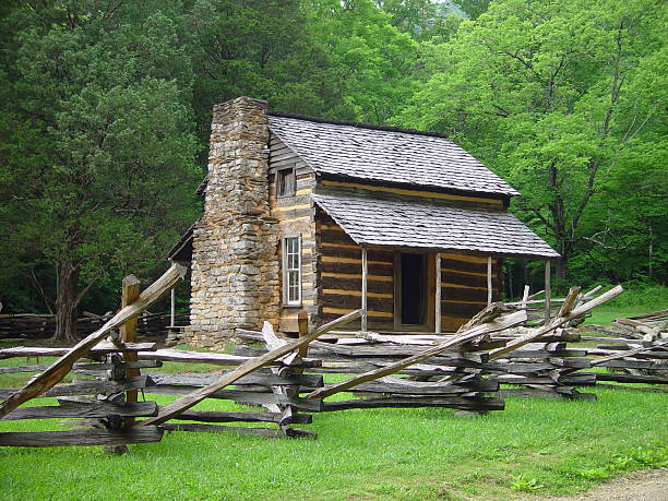 old cabina. - house appalachian mountains architectural feature architectural styles fotografías e imágenes de stock