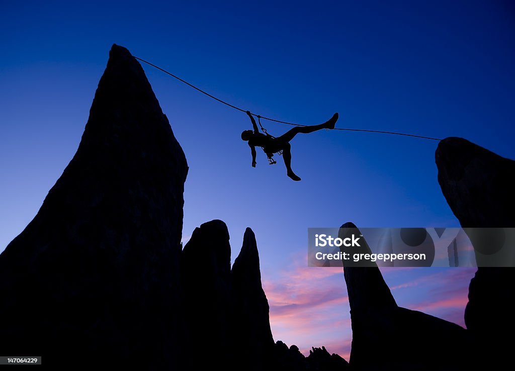 Alpinista em uma tirolesa traverse. - Foto de stock de Adversidade royalty-free