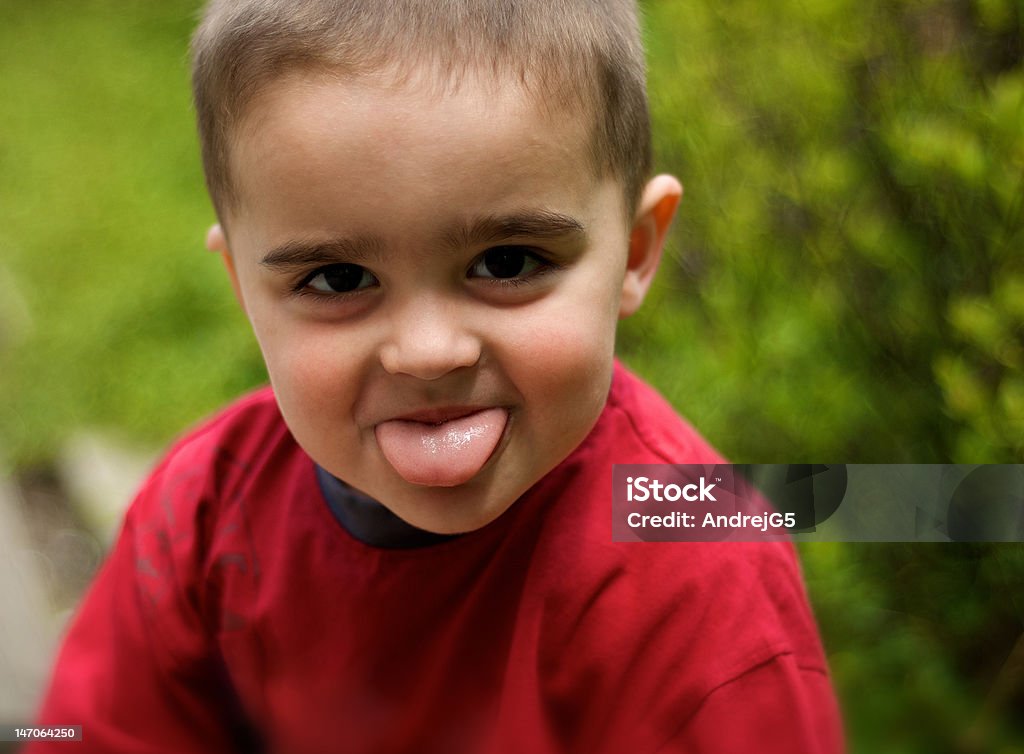 Портрет Маленький мальчик в красный Футболка - Стоковые фото 4-5 лет роялти-фри