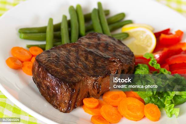 New York Steak Karotten Paprika Grüner Salat Auf Teller Stockfoto und mehr Bilder von Bratengericht