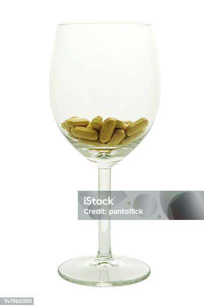 Photo libre de droit de Verre À Vin Avec Des Pilules banque d'images et plus d'images libres de droit de Blanc - Blanc, Complément vitaminé, Comportement addictif