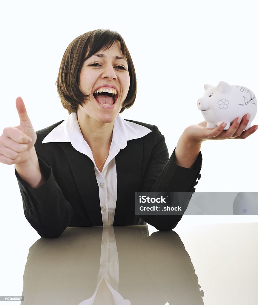 Mujer de negocios poner monedas en la alcancía dinero - Foto de stock de Actividades bancarias libre de derechos
