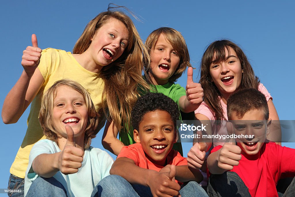 Grupo de diversas crianças segurando os polegares para cima - Foto de stock de Colônia de Férias royalty-free