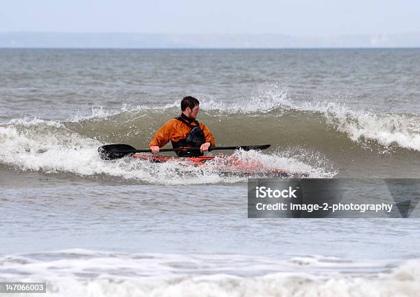 Młody Człowiek Surfing Na Kajaku - zdjęcia stockowe i więcej obrazów Fala - Woda - Fala - Woda, Fala przybrzeżna, Fotografika