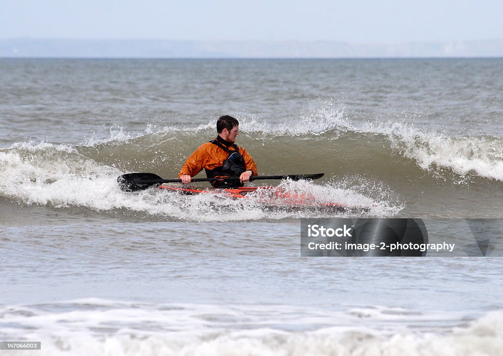 Молодой человек, серфинг на каяке - Стоковые фото Весл�о роялти-фри