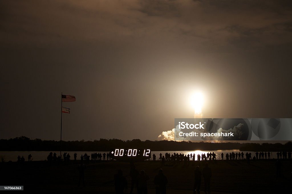 Lanzamiento del transbordador espacial por la noche - Foto de stock de Despegar - Aviones libre de derechos