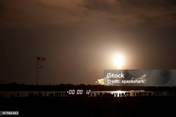 Lanzamiento Del Transbordador Espacial Por La Noche Foto de stock y más banco de imágenes de Despegar - Aviones