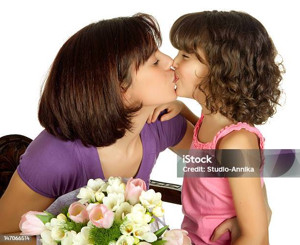 Mãe Beijar - Fotografias de stock e mais imagens de Adulto - Adulto, Amor, Beijar