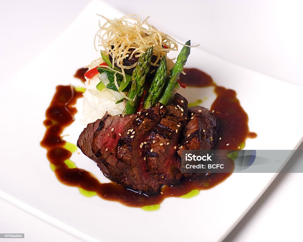 Cena di bistecca di Gourmet servita al ristorante - Foto stock royalty-free di Alla griglia