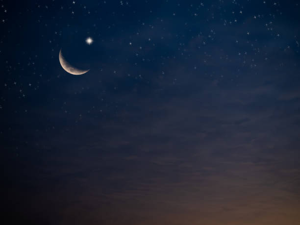 concept de fond islamique, ciel nuageux avec croissant de lune et étoile ramadan symboles religieux, sunrise twilight gold eventing, pour le saint musulman arabe, aïd ai-fitr, nouvel an muharram - evening prayer photos et images de collection