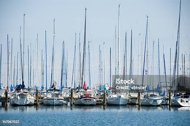 Парусные В Marina — стоковые фотографии и другие картинки Без людей - Без людей, Богатство, Вода