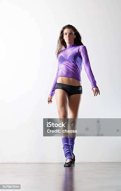 Młody Fitness Kobieta Chodzenia - zdjęcia stockowe i więcej obrazów 20-29 lat - 20-29 lat, Biały, Ciało ludzkie