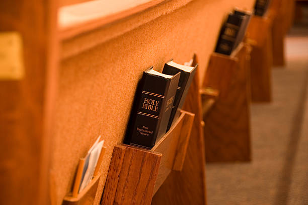 bible dans un banc d'église - banc déglise photos et images de collection