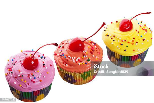 Foto de Três Cupcakes De Cereja e mais fotos de stock de Amarelo - Amarelo, Amontoamento, Aniversário