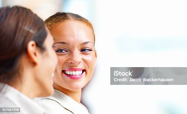 Jovem Feliz Sorridente Mulher De Negócios - Fotografias de stock e mais imagens de 20-24 Anos - 20-24 Anos, 20-29 Anos, Adulto