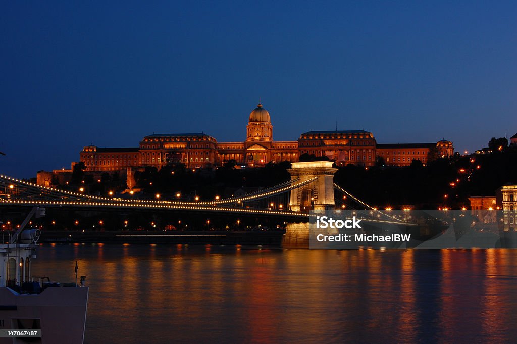 puente de las cadenas de Budapest y castillo - Foto de stock de Castillo de Buda libre de derechos