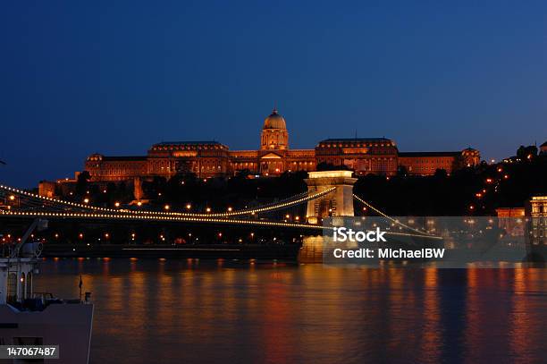 Puente De Las Cadenas De Budapest Y Castillo Foto de stock y más banco de imágenes de Castillo de Buda - Castillo de Buda, Agua, Aire libre