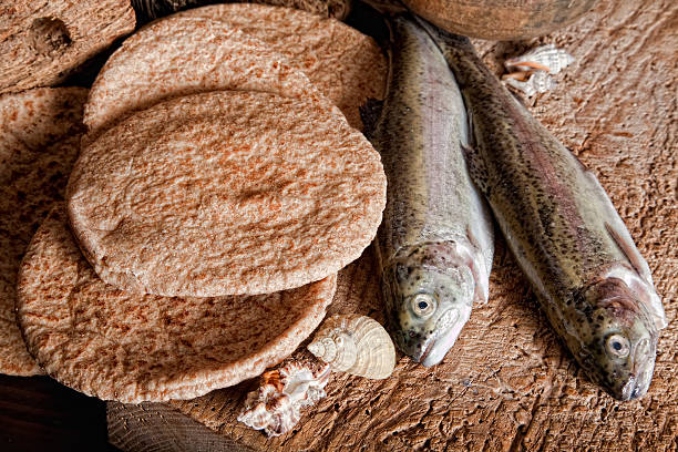 cinco loaves de pão e dois peixes - miracle food imagens e fotografias de stock