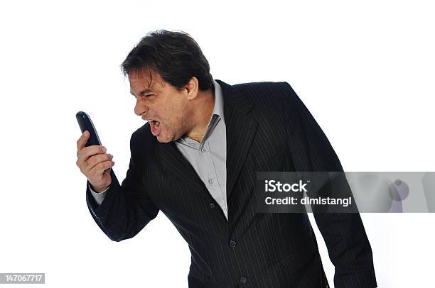 Studioaufnahme Von Businessmann Schreien In Seinem Telefon Stockfoto und mehr Bilder von Abwarten