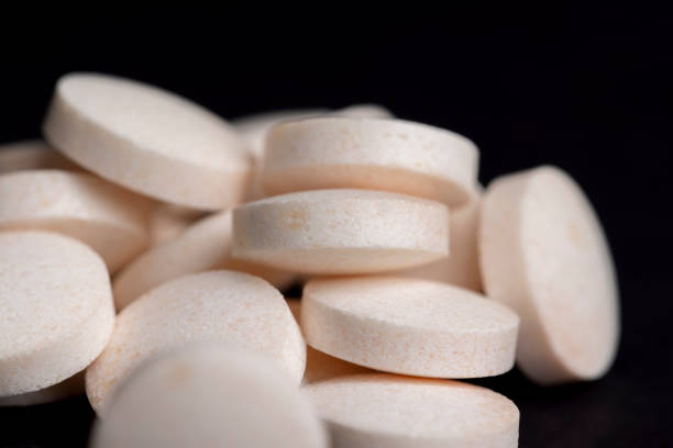 黒い背景に白と黄色の医薬品 - perscription capsule frame pill ストックフォトと画像