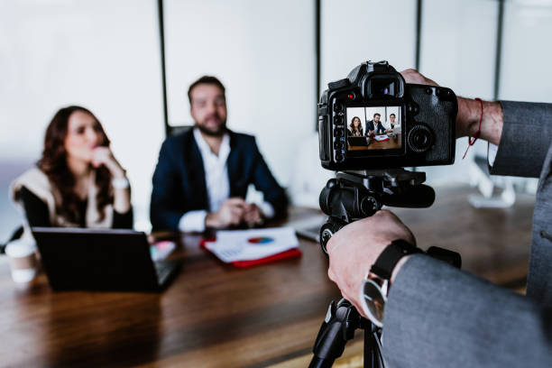 hispanic teamwork nagrywa rozmowę wideo dla mediów społecznościowych z profesjonalną kamerą w biurze w meksyku w ameryce łacińskiej - burza mózgów wideo zdjęcia i obrazy z banku zdjęć