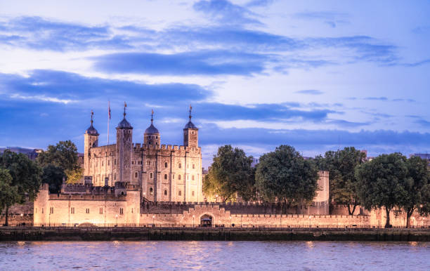 tower of london at dusk - local landmark international landmark middle ages tower of london imagens e fotografias de stock