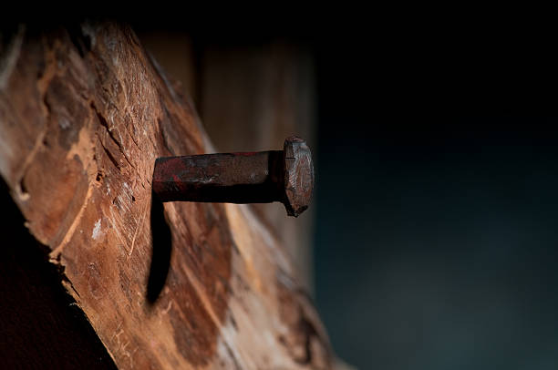 spike impulsado en cruz de madera - crucifix fotografías e imágenes de stock