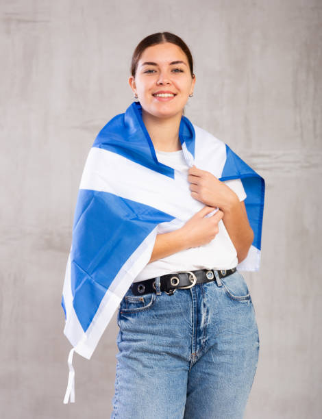 szczęśliwa młoda studentka z flagą szkocji na szarym tle ściany w pomieszczeniu - female 80 plus years vertical people zdjęcia i obrazy z banku zdjęć