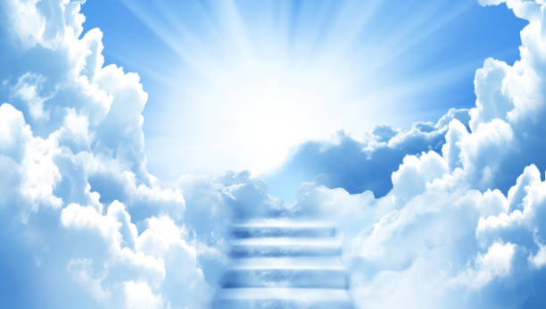 escalera al cielo.escaleras en el cielo.  concepto con sol y nubes.  fondo religioso con espacio de copia. - escalera hacia el cielo fotografías e imágenes de stock