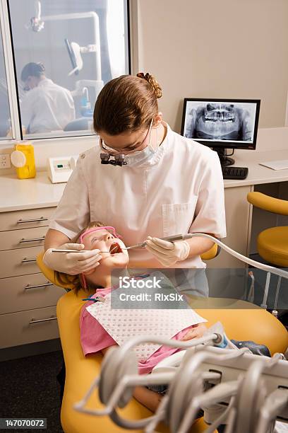 Стоматолог С Маленькая Девочка Пациента — стоковые фотографии и другие картинки Вертикальный - Вертикальный, Взрослый, Данные
