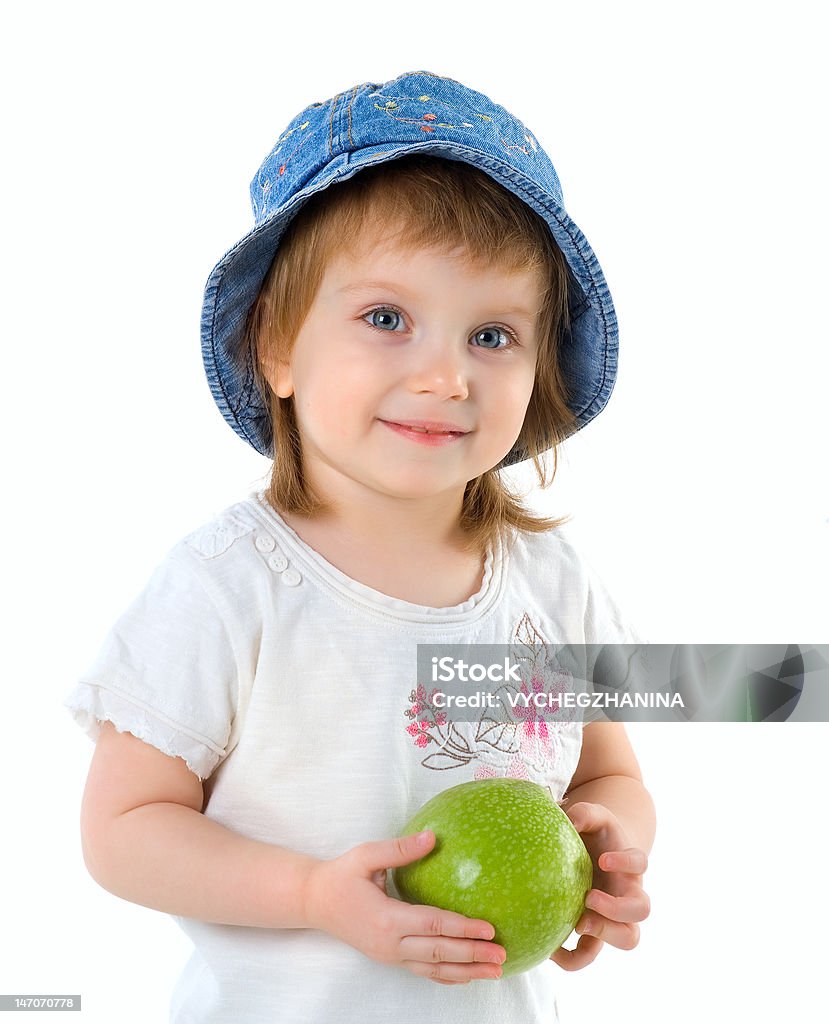 Маленькая девочка с зеленым яблоком - Стоковые фото 2-3 года роялти-фри
