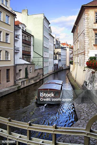 Canal De Praga - Fotografias de stock e mais imagens de Praga - Boémia - Praga - Boémia, Verão, Ao Ar Livre
