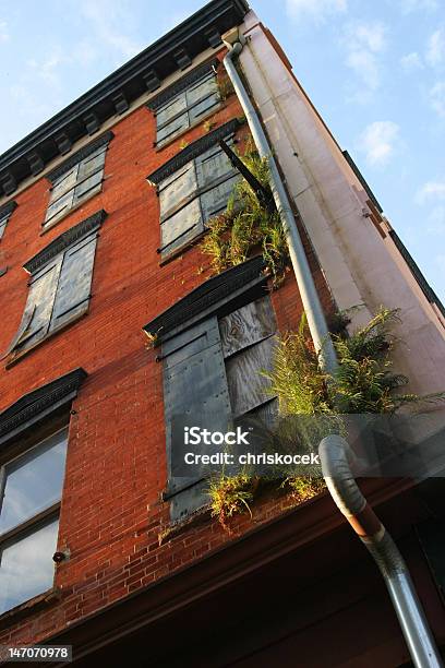 Entablado Ventanas En Main Street Foto de stock y más banco de imágenes de Abandonado - Abandonado, Ciudad pequeña estadounidense, Cultura estadounidense