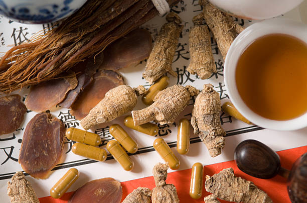 raízes de ginseng - ginseng dried plant homeopathic medicine dry imagens e fotografias de stock