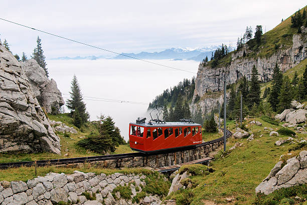 ferrovia di montagna in alpi svizzere - pilatus foto e immagini stock