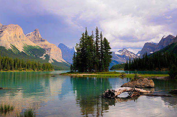 istock Gorgeous mountains and trees reflecting on Spirit Island 147072252