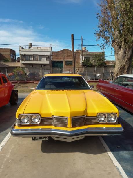 viejo 1973 pontiac catalina 400 sedán cuatro puertas taxi amarillo en un parque. salón de autos clásicos aaa 2022 - pontiac fotografías e imágenes de stock