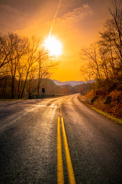 sunrise over the blue ridge parkway, james river bridge, and the blue ridge mountains in big island, virginia, usa - blue ridge mountains appalachian mountains sunrise mountain imagens e fotografias de stock