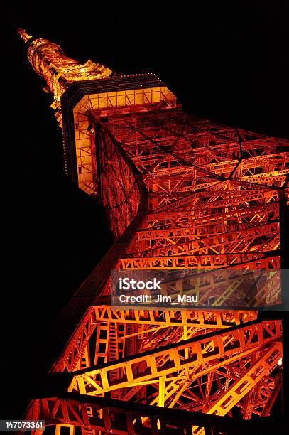 Башня Токио Ночью В Перспективе Landmark — стоковые фотографии и другие картинки Абстрактный - Абстрактный, Без людей, Вертикальный