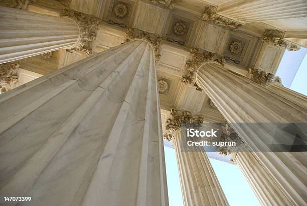 Foto de Colunas Do Supremo Tribunal e mais fotos de stock de Palácio de justiça - Palácio de justiça, Coluna arquitetônica, Abstrato