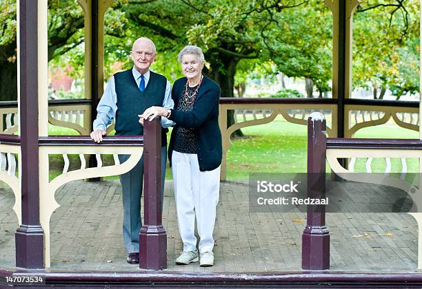 Foto de Octogenarian Casal Na Rotunda Launceston Tasmânia Austrália e mais fotos de stock de Launceston - Austrália