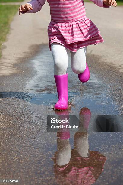 Menina Em Uma Poça - Fotografias de stock e mais imagens de Raparigas - Raparigas, Reflexo - Efeito de Luz, Água