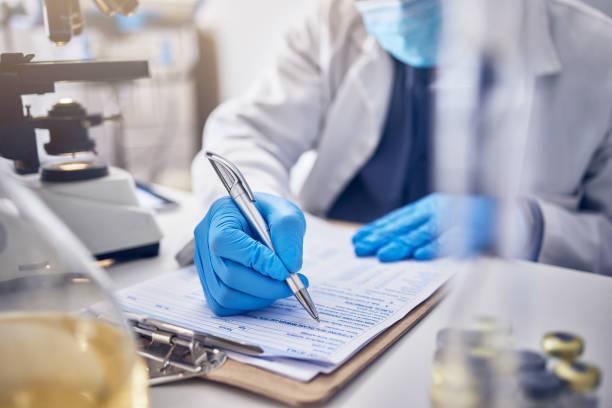 Research, clipboard and scientist writing, checklist and schedule form in laboratory. Science, researchers and make notes for data analysis, sample test and innovation for healthcare and medical cure investigación, portapapeles y redacción científica, lista de verificación y formulario de programación en el laboratorio. ciencia, investigadores y tomar notas para el análisis de datos, prueba de muestra e innovación para la atención médica y la